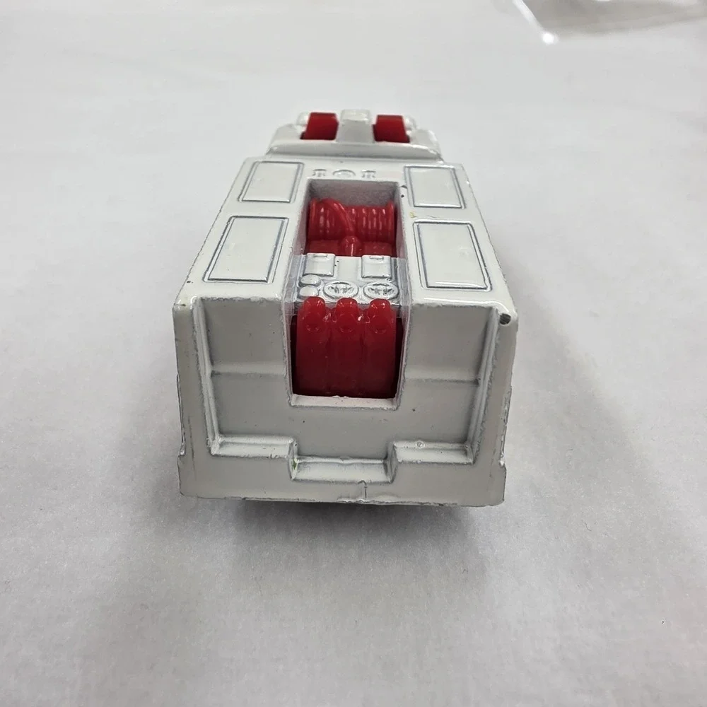 HW Fire Dept 1:64 Diecast Fire Vehicle White/Red/Gold/Black Rapid responder